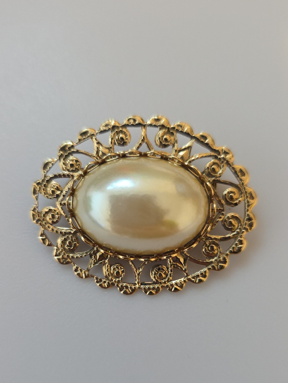 $12/3 Vintage Gold-Tone Faux Pearl Oval Brooch
